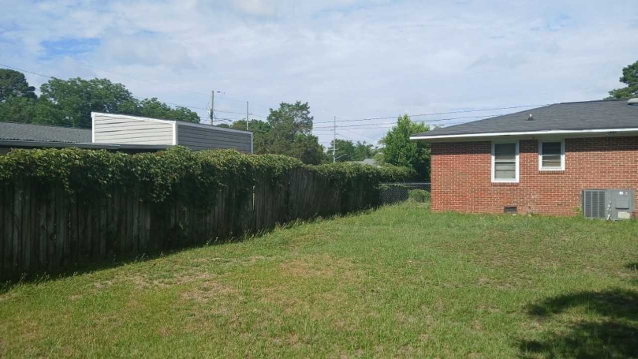 1115 Poplar Dr - Photo 5 of 6