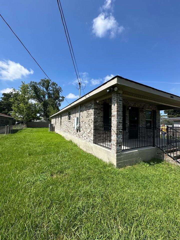 1406 Memory Ln - Photo 2 of 24