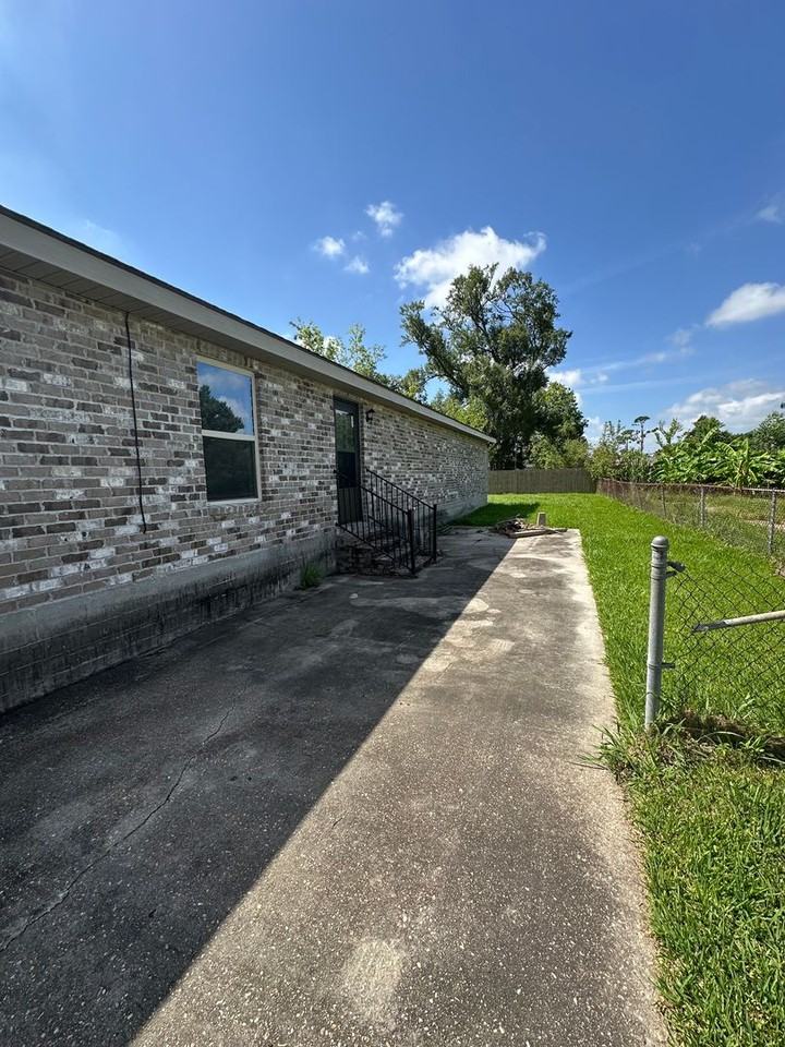 1406 Memory Ln - Photo 3 of 24