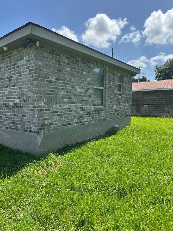1406 Memory Ln - Photo 6 of 24