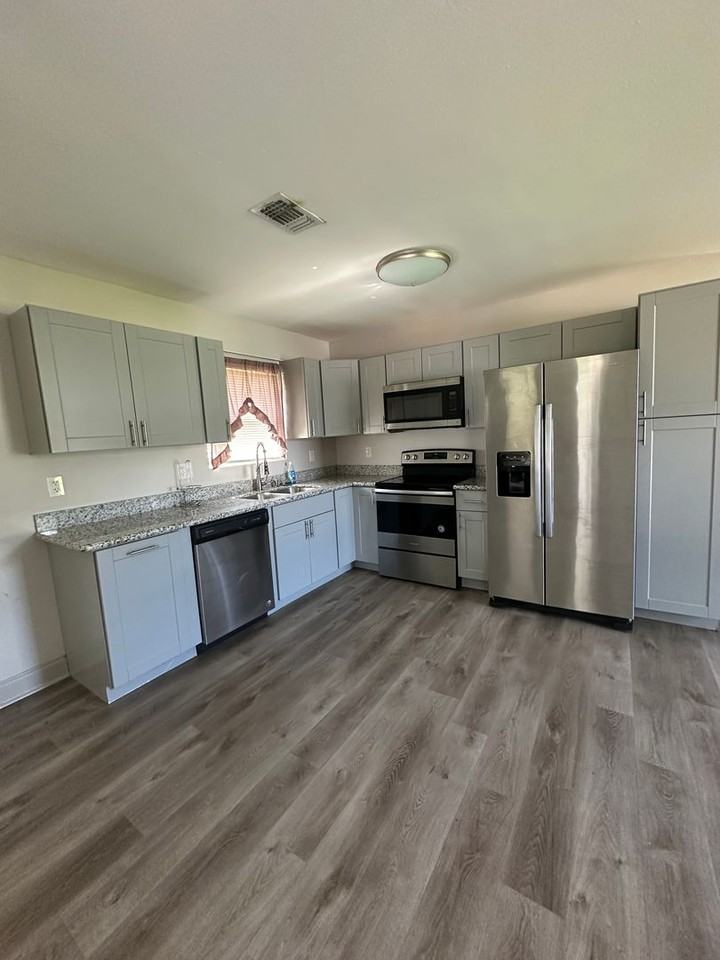 1406 Memory Ln - Photo 7 of 24