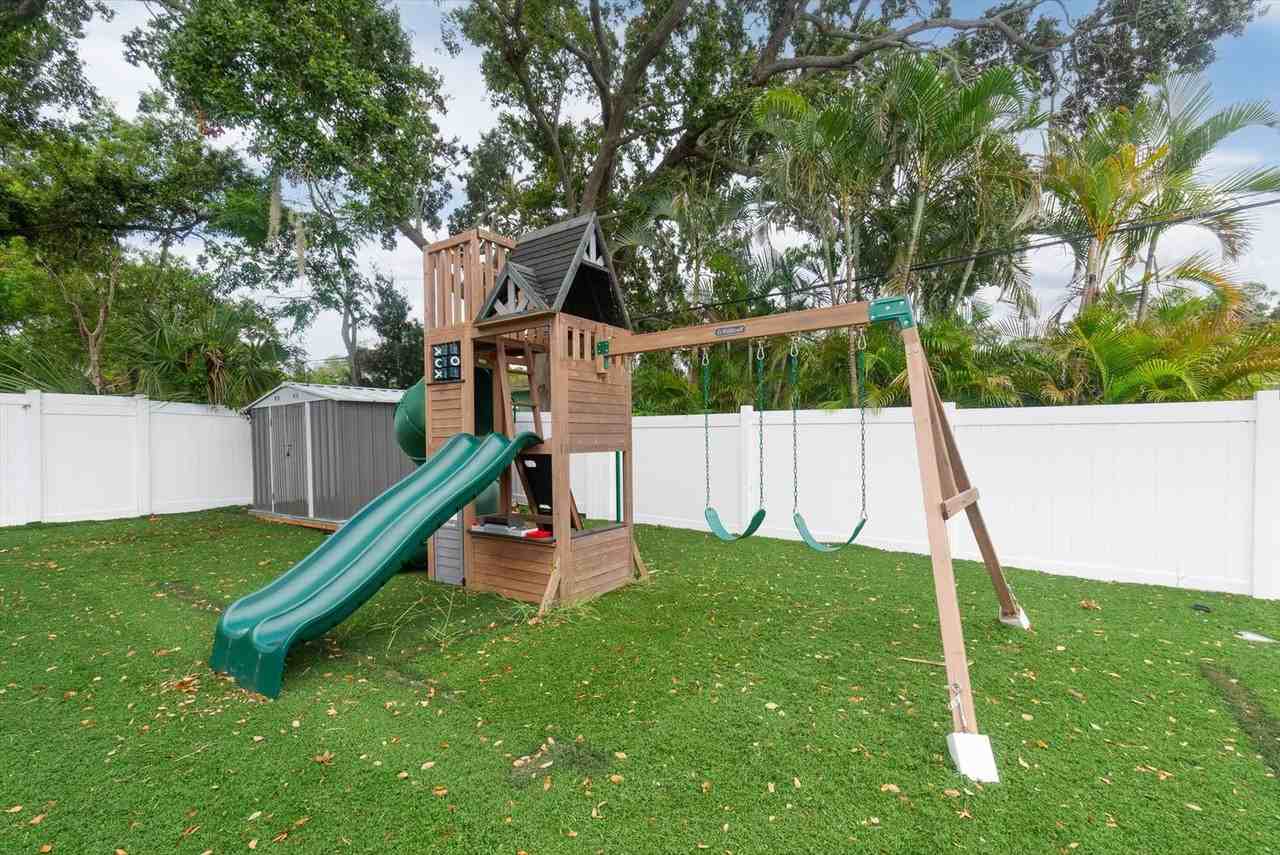 1349 Woodbine St - Photo 4 of 39