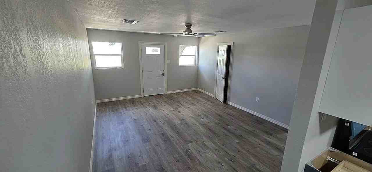 723 Sw 45th St - Photo 4 of 13