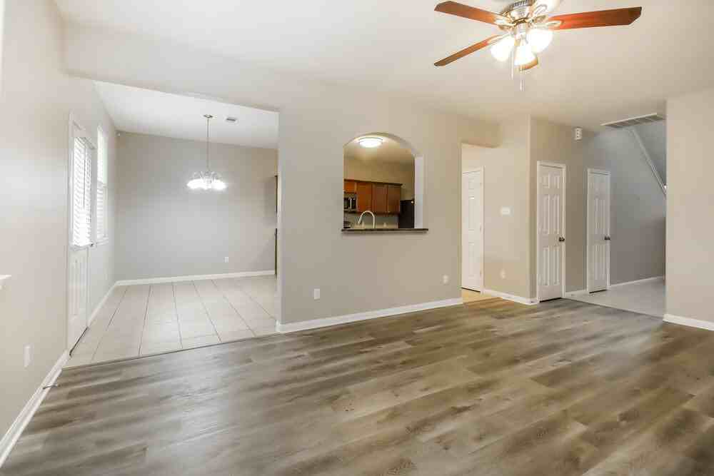 10296 Stone Gate Dr - Photo 5 of 17