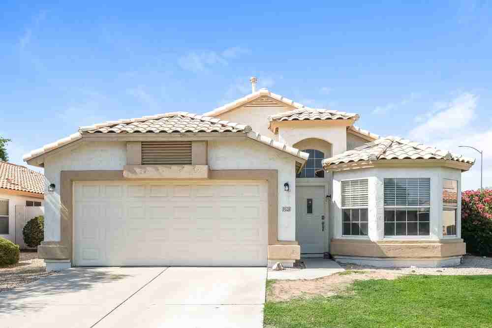 9528 W Clara Ln