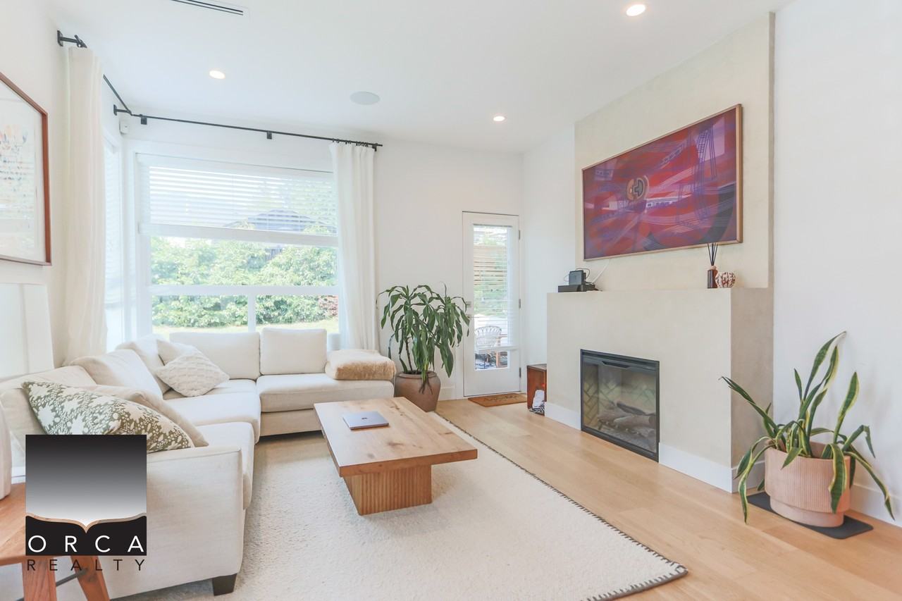 116 Windsor Road West, North Vancouver - Photo 2 of 37