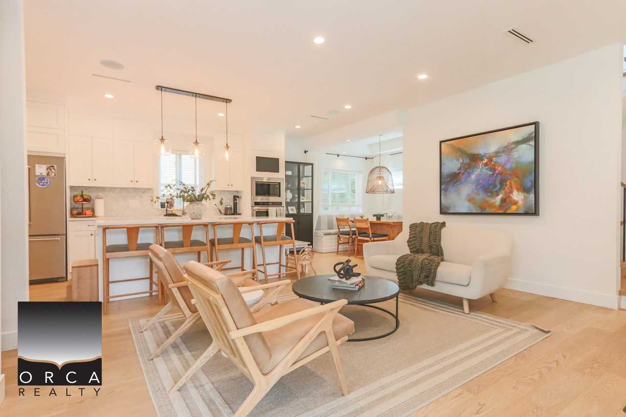 116 Windsor Road West, North Vancouver - Photo 3 of 37
