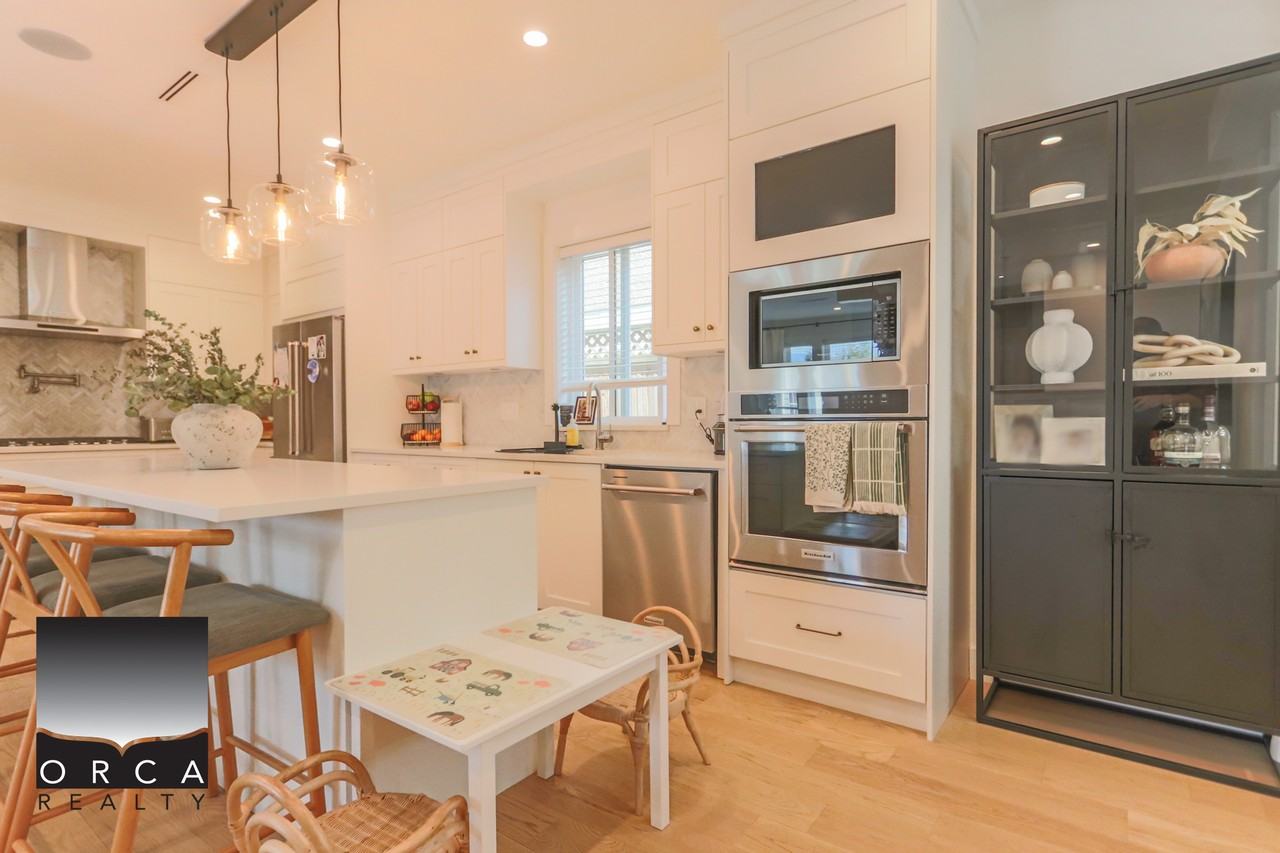116 Windsor Road West, North Vancouver - Photo 4 of 37