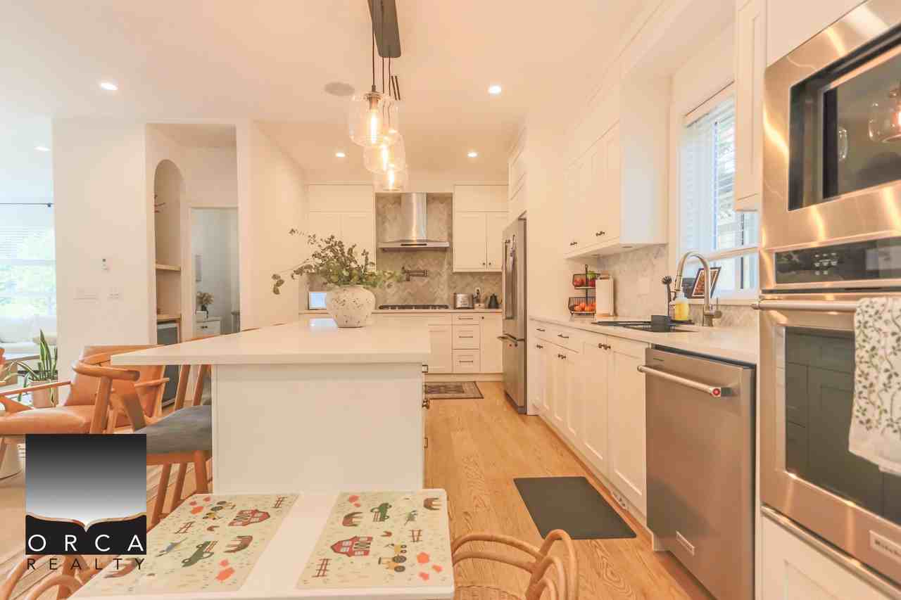 116 Windsor Road West, North Vancouver - Photo 5 of 37