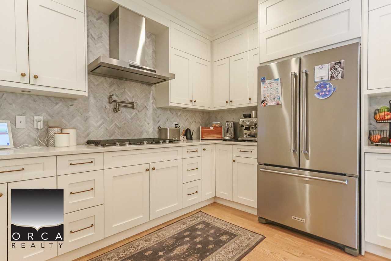 116 Windsor Road West, North Vancouver - Photo 6 of 37