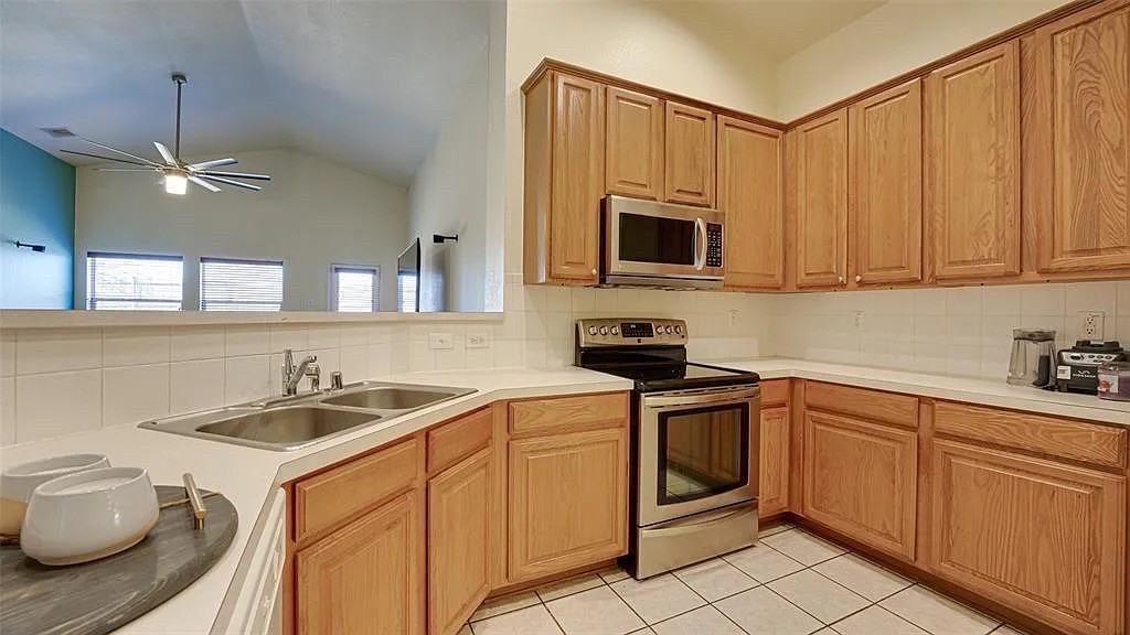 2624 Winterberry Ln - Photo 2 of 9