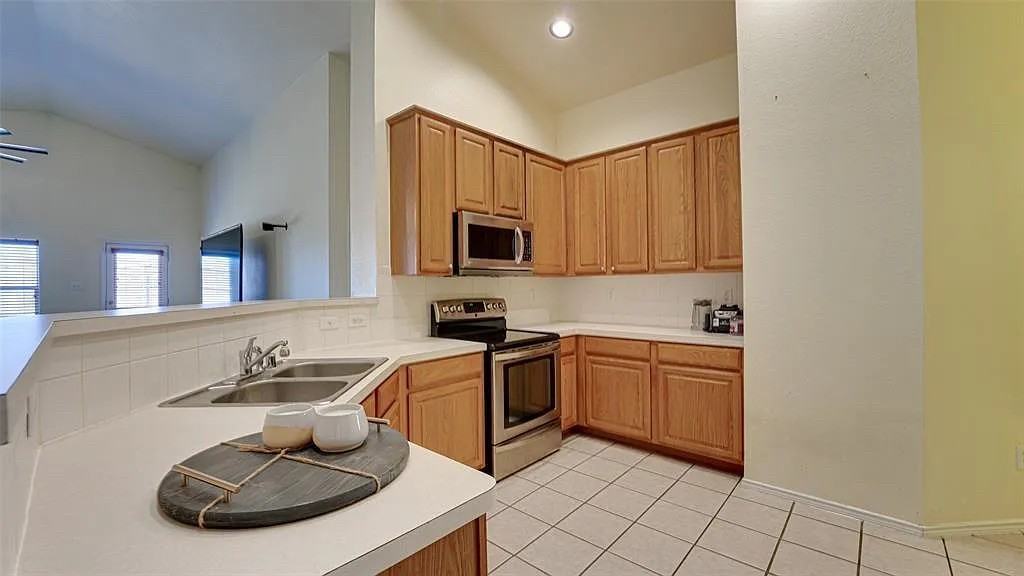 2624 Winterberry Ln - Photo 3 of 9