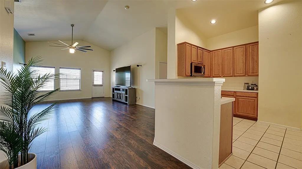 2624 Winterberry Ln - Photo 4 of 9
