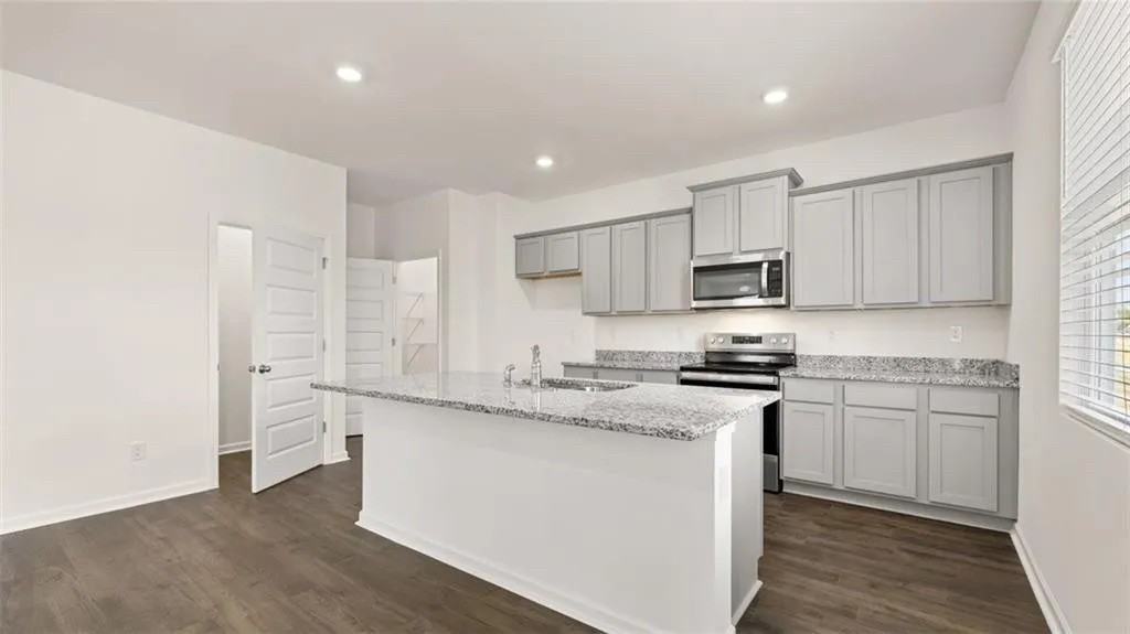 210 Aster Ave - Photo 5 of 19