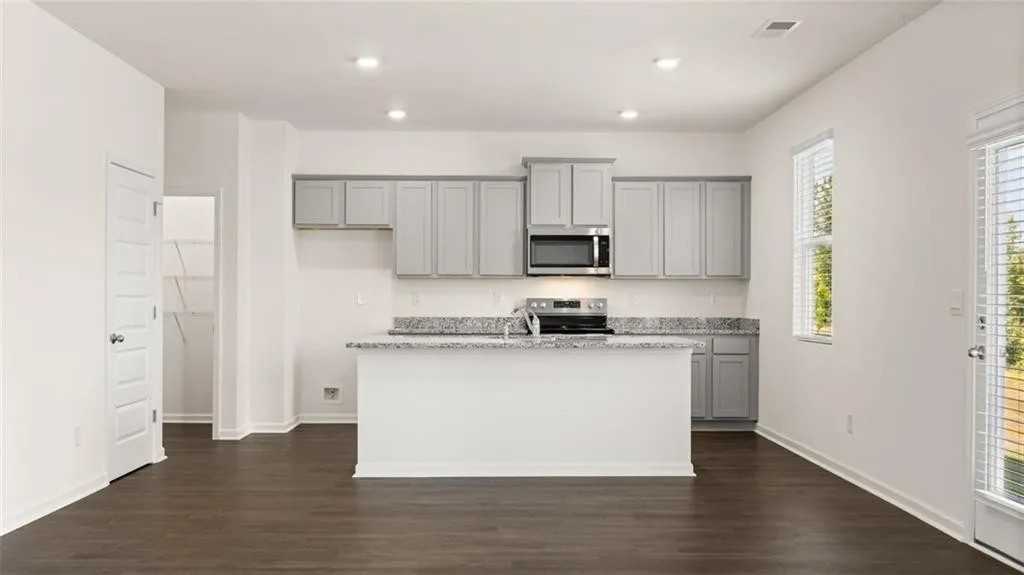 210 Aster Ave - Photo 6 of 19