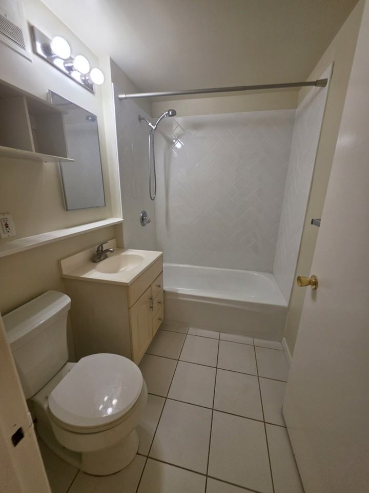 1513 Baker St #A - Photo 5 of 6