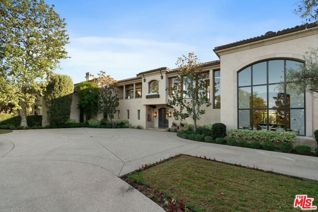 8 Beverly Ridge Ter #1 - Photo 3 of 50