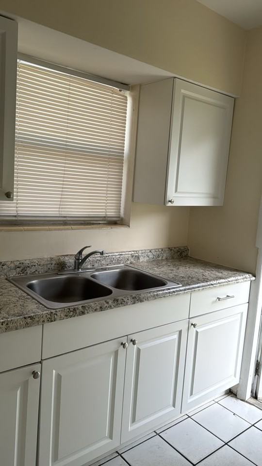 11870 Ne 16th Ave #4 - Photo 3 of 9