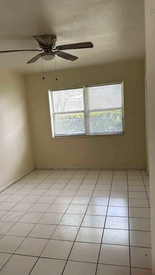 11870 Ne 16th Ave #4 - Photo 5 of 9