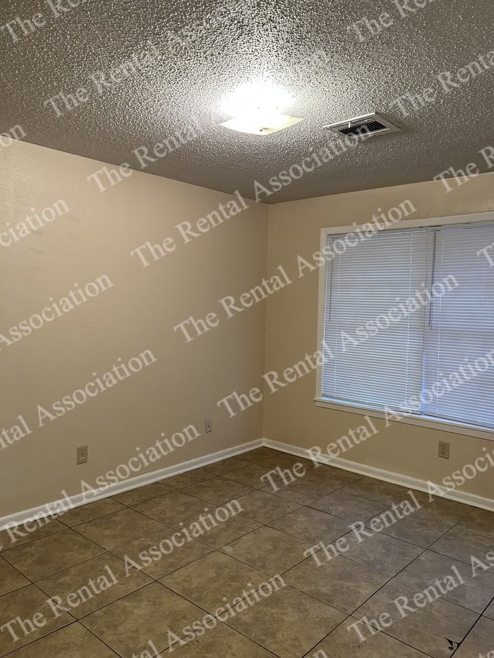 1404 Wyoming Ave #1 - Photo 4 of 17