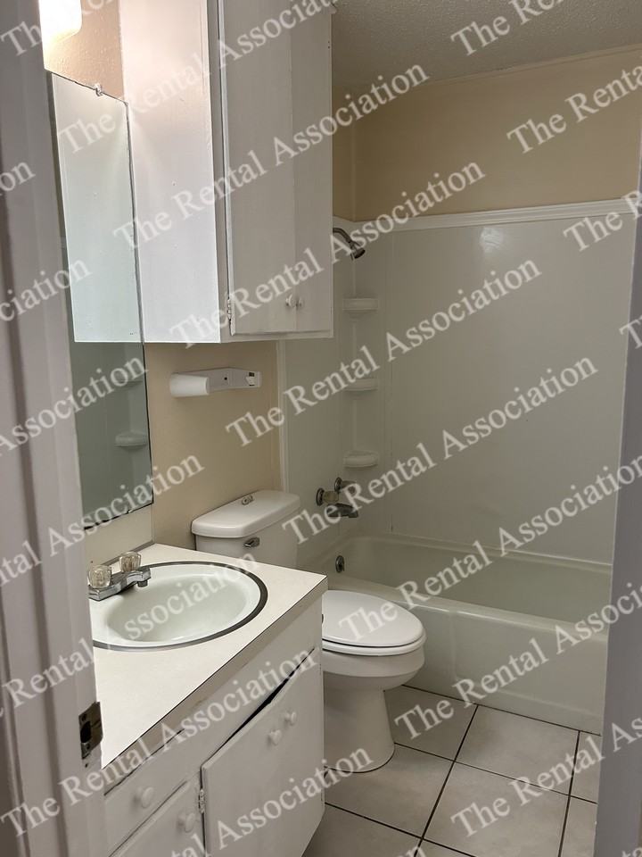 1404 Wyoming Ave #1 - Photo 6 of 17