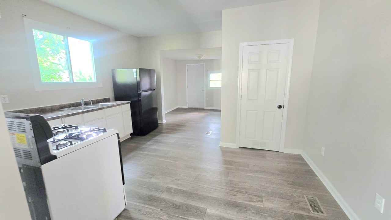 514 Studebaker St #1 - Photo 5 of 9