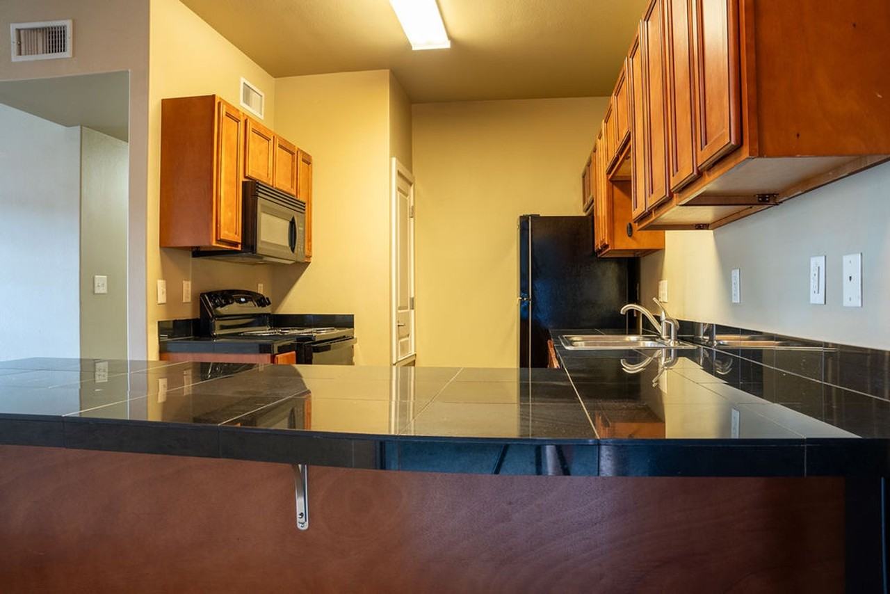 2400 MARKET PLAZA DRIVE - Photo 4 of 31