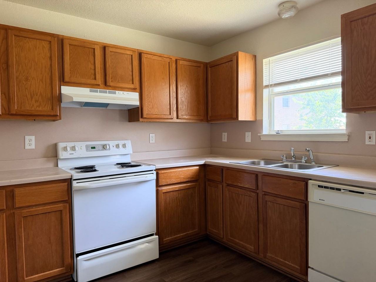 3204 HEREFORD LANE - Photo 3 of 37