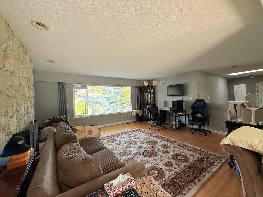 5330 10 Avenue - Photo 3 of 15