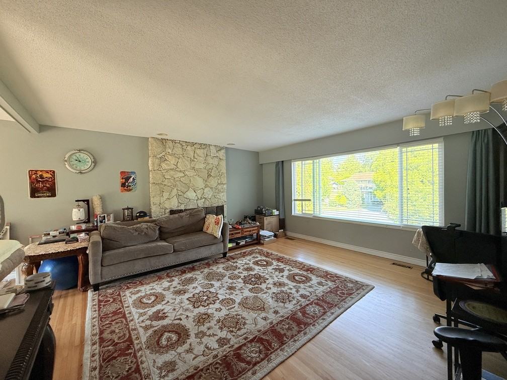 5330 10 Avenue - Photo 5 of 15
