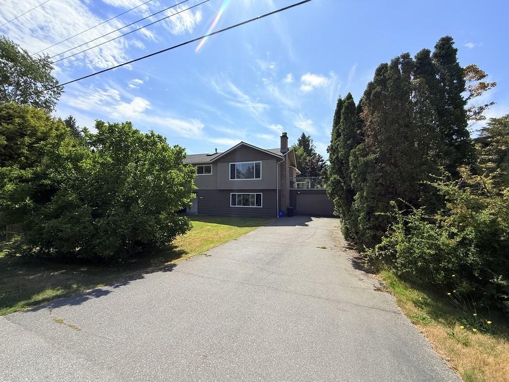 5330 10 Avenue - Photo 2 of 15