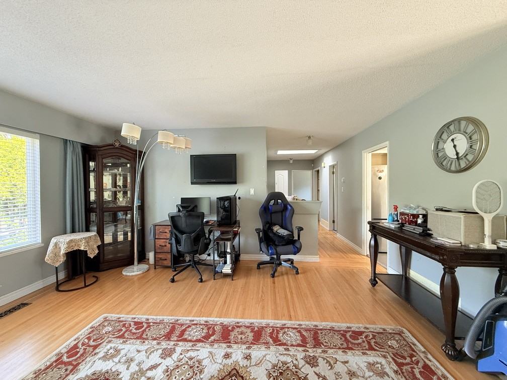 5330 10 Avenue - Photo 4 of 15