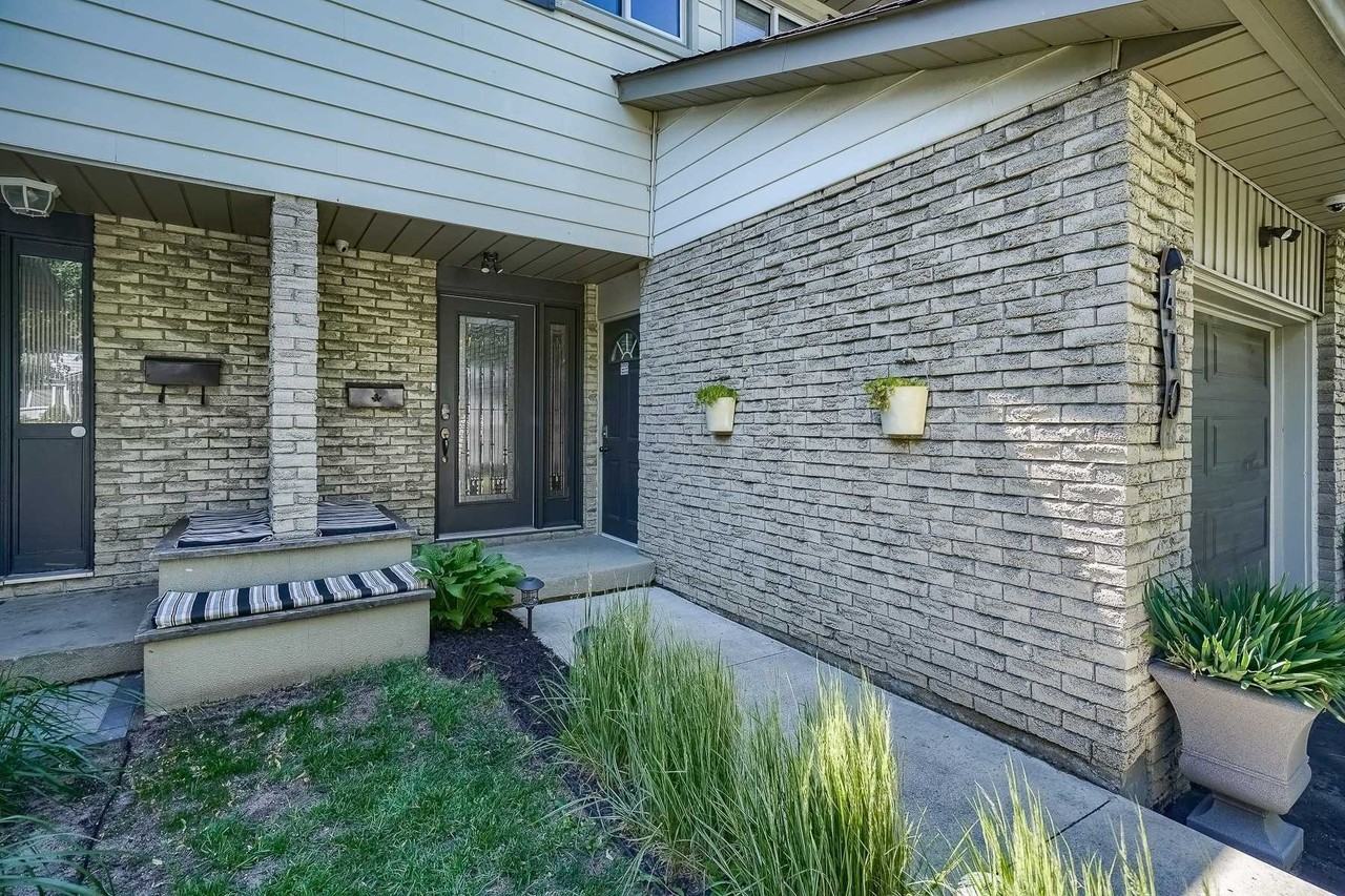 470 Lanark Drive - Photo 2 of 31