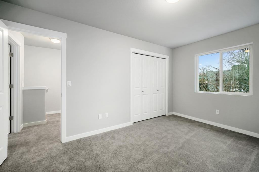 352 Ne Evergreen Ct - Photo 3 of 8