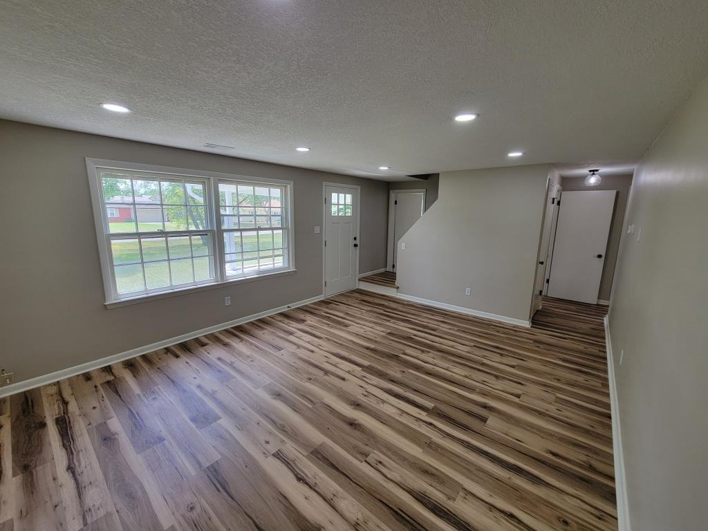 7721 Diane Dr - Photo 3 of 20