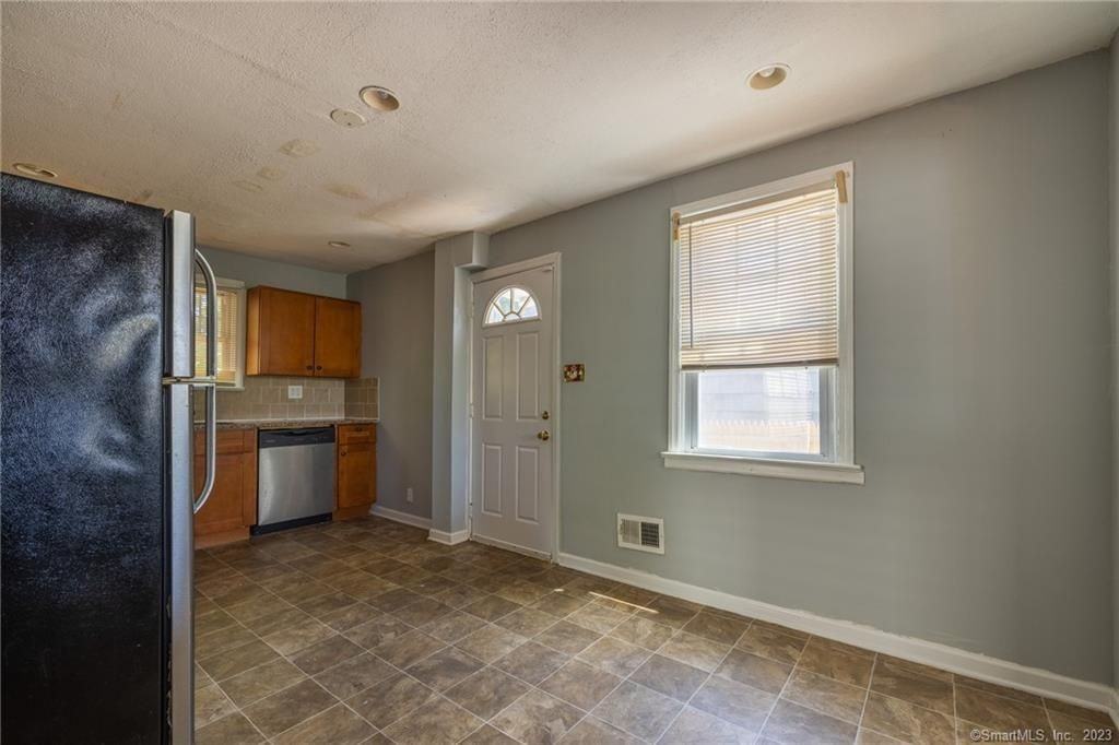 166 Earl Ave - Photo 7 of 25