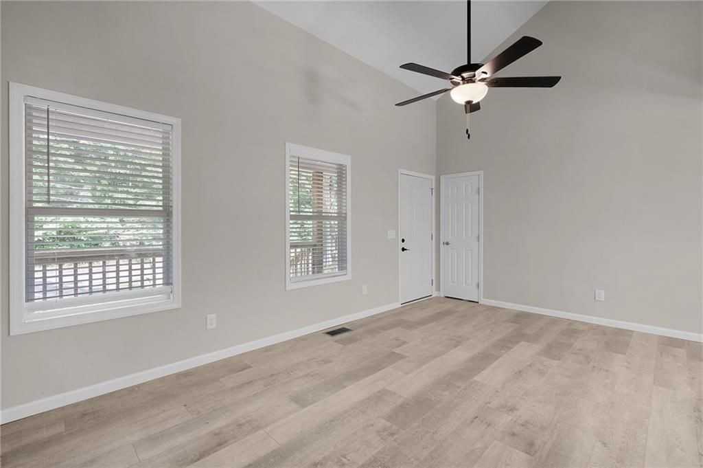135 Holly Creek Dr - Photo 4 of 17
