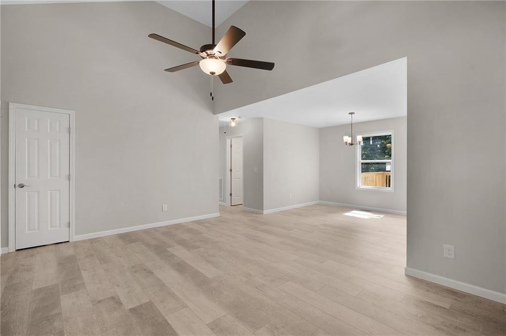 135 Holly Creek Dr - Photo 5 of 17