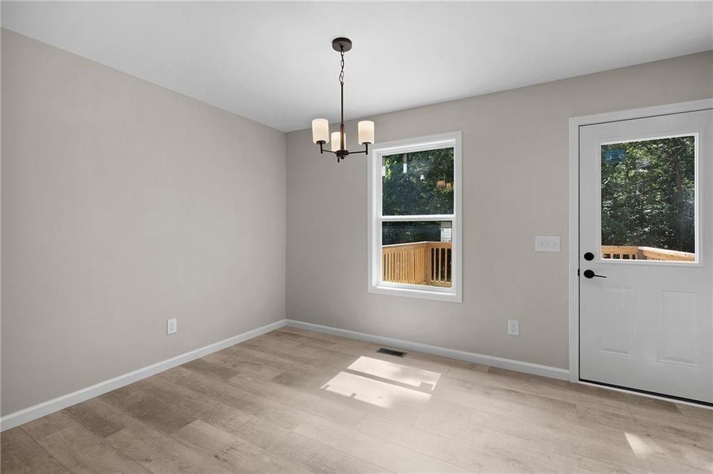 135 Holly Creek Dr - Photo 6 of 17