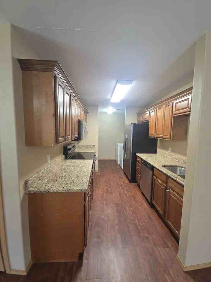 824 W 13th St - Photo 2 of 21