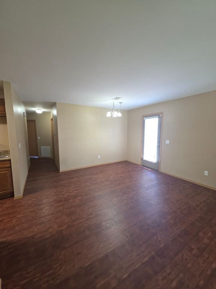 824 W 13th St - Photo 3 of 21