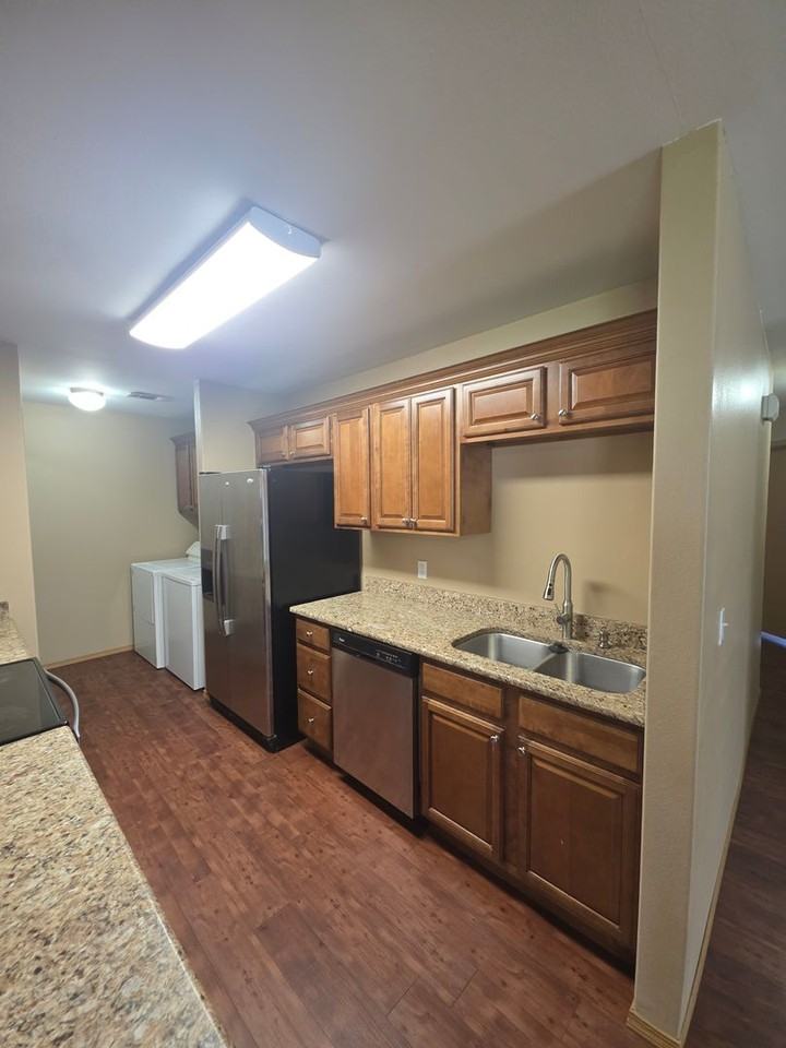 824 W 13th St - Photo 4 of 21