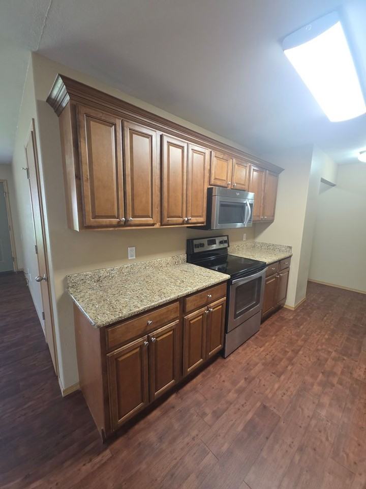 824 W 13th St - Photo 5 of 21