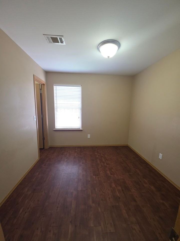 824 W 13th St - Photo 7 of 21