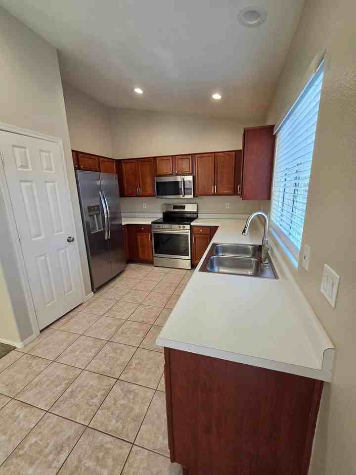 6712 E Riverdale St - Photo 5 of 8