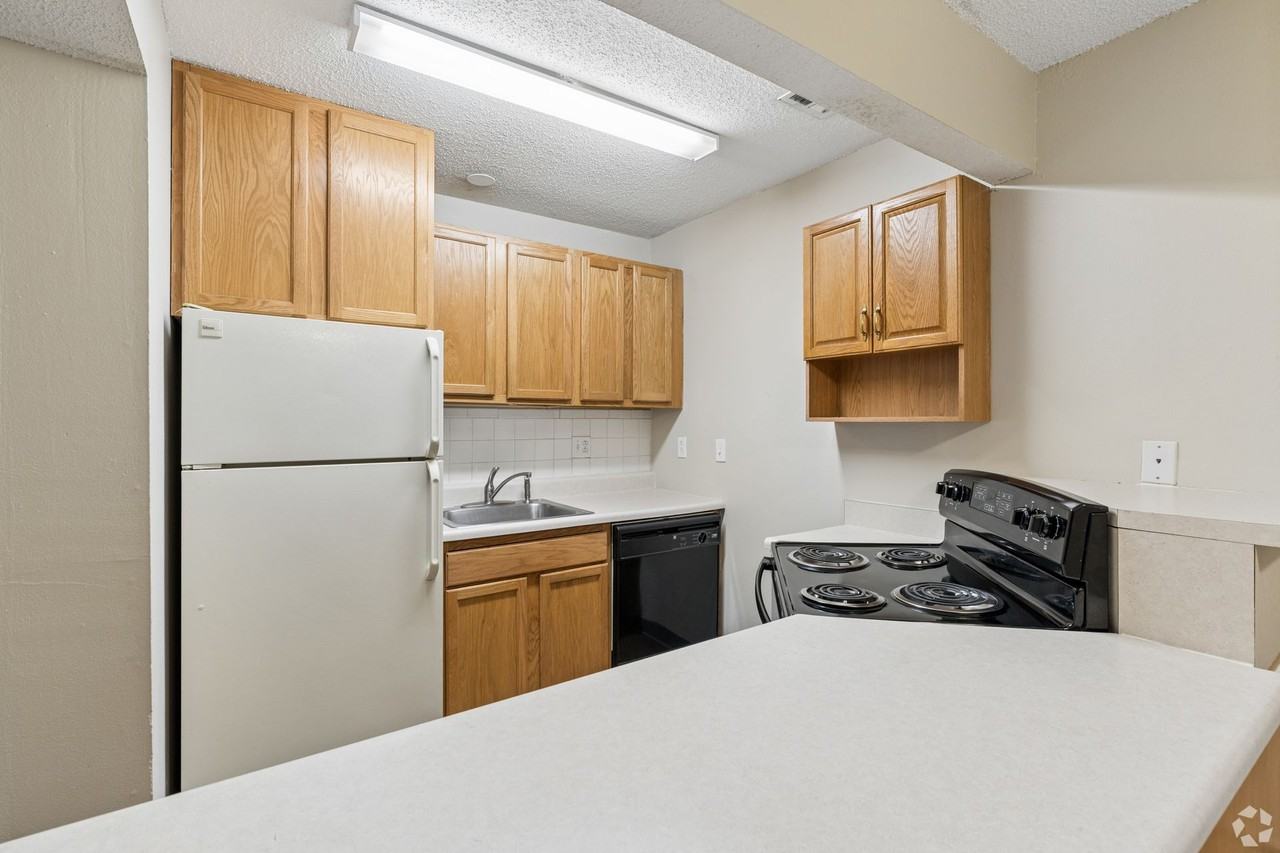 Parkway Apartments - Photo 3 of 39