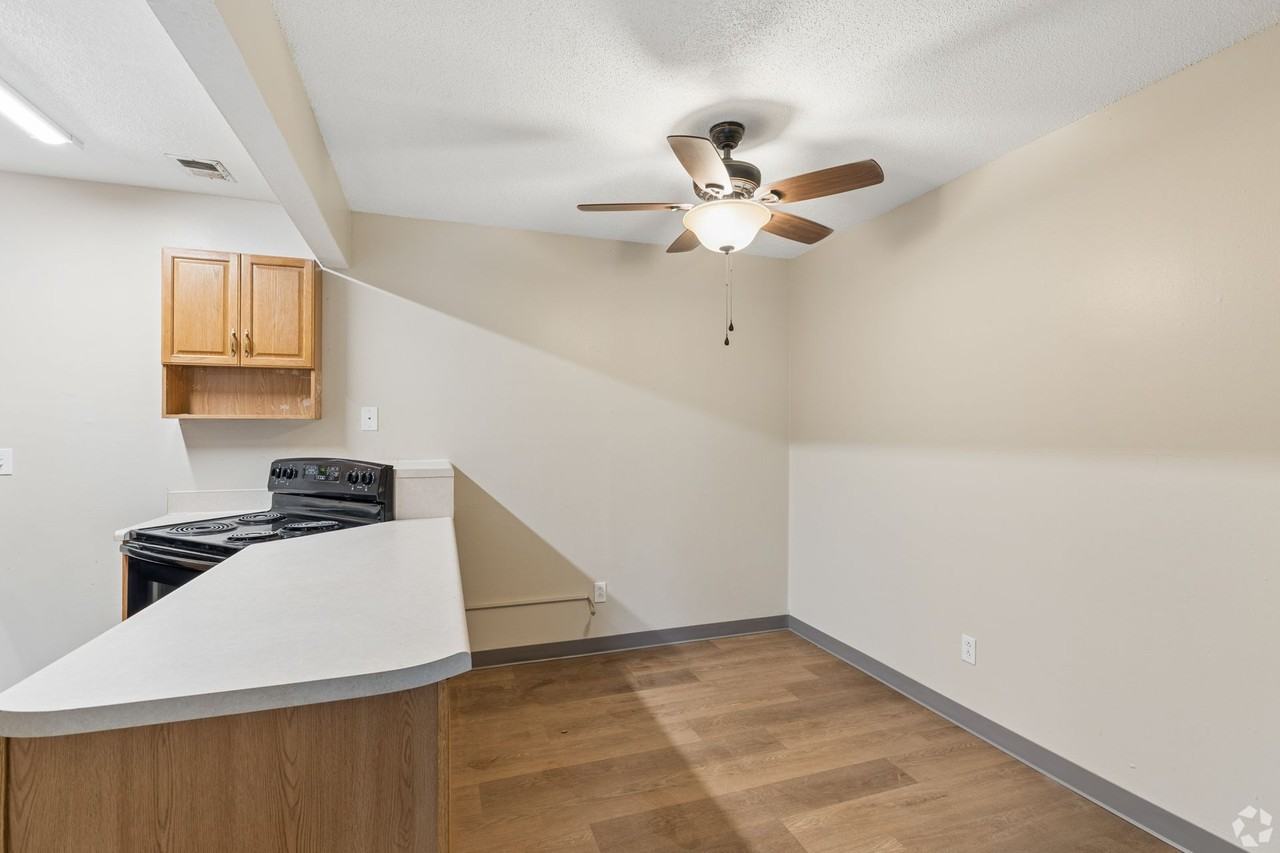 Parkway Apartments - Photo 4 of 39