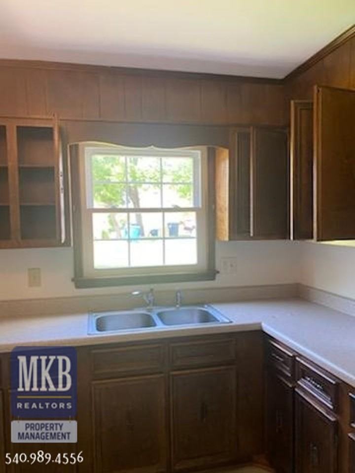 526 Albemarle Ave Se - Photo 3 of 11