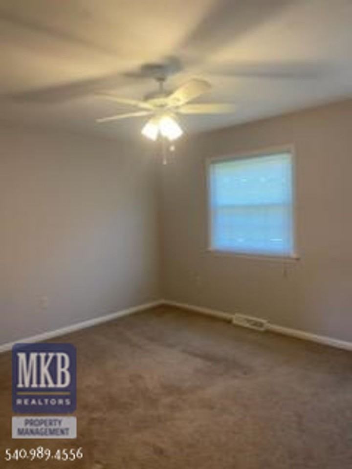526 Albemarle Ave Se - Photo 4 of 11