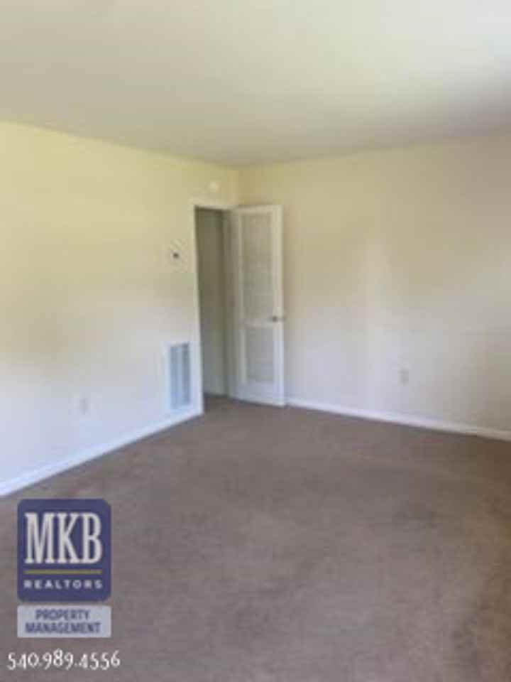 526 Albemarle Ave Se - Photo 5 of 11